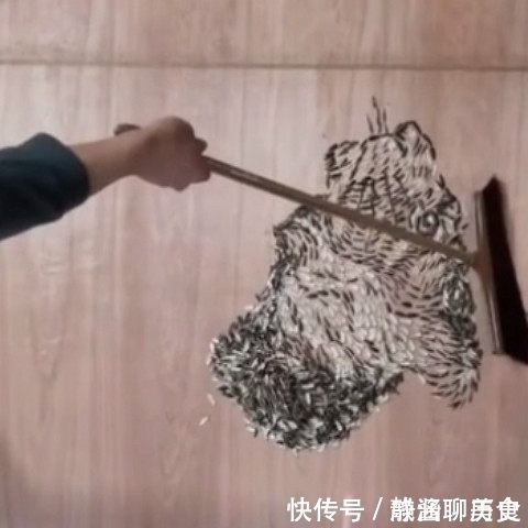 一幅画|美术生连瓜子皮都不放过,用扫帚扫出了一幅画,这块地要成宝了