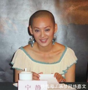 普罗大众 嫌弃航空餐,剧组骂导演,怼天怼地的宁静,却把温柔给了他