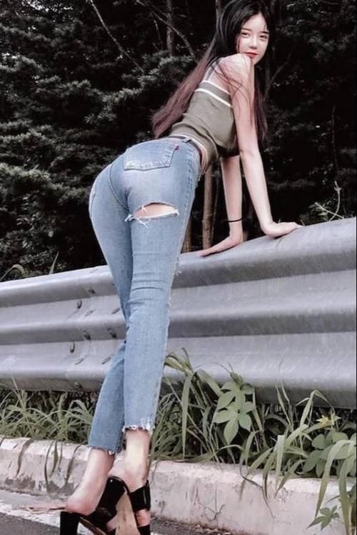 牛仔裤|前卫的大长腿美女,搭配紧身牛仔裤,秀出性感十足的丰臀!!