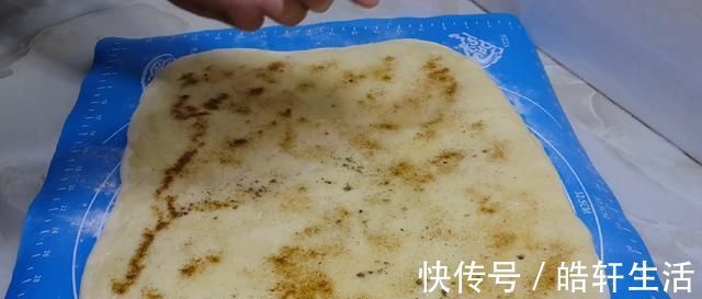 以后面粉就这样做，撒1把葱花，比鸡蛋饼还好吃，学会自己当老板