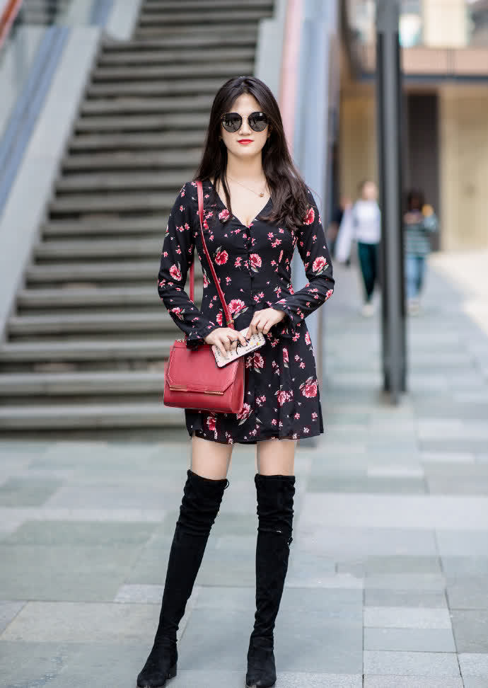 街拍:小姐姐亭亭玉立的大长腿,又长又直,令人羡慕