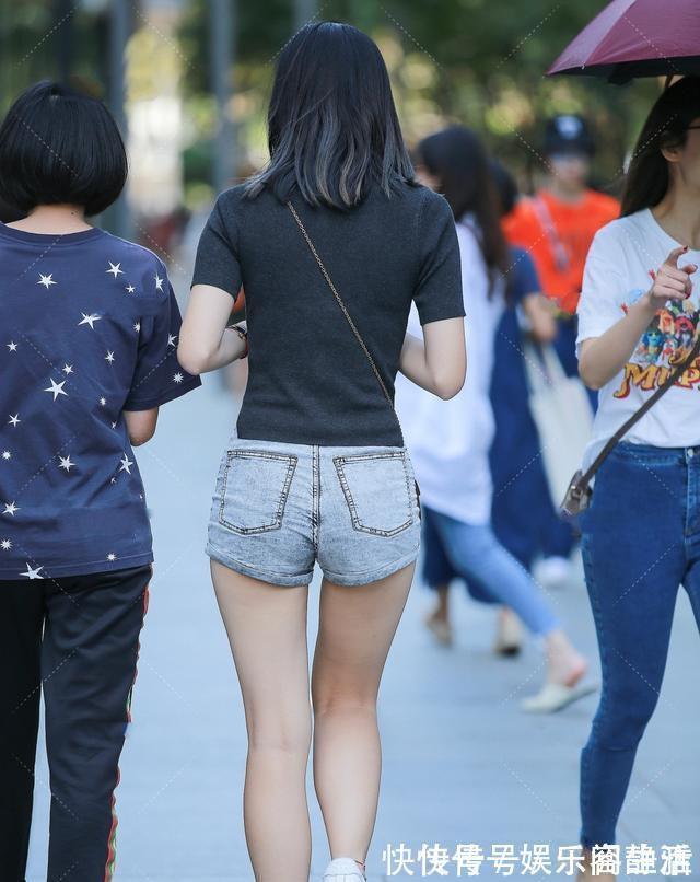 搭配 黑色短袖上衣搭配蓝色打底裤,拉长腿型,让身材更加完美