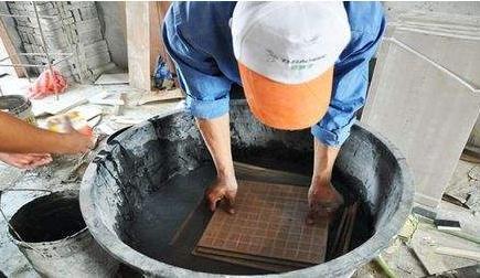 空隙|卫生间贴瓷砖,老婆非要墙边留“空隙”,老师傅直夸是个懂行人