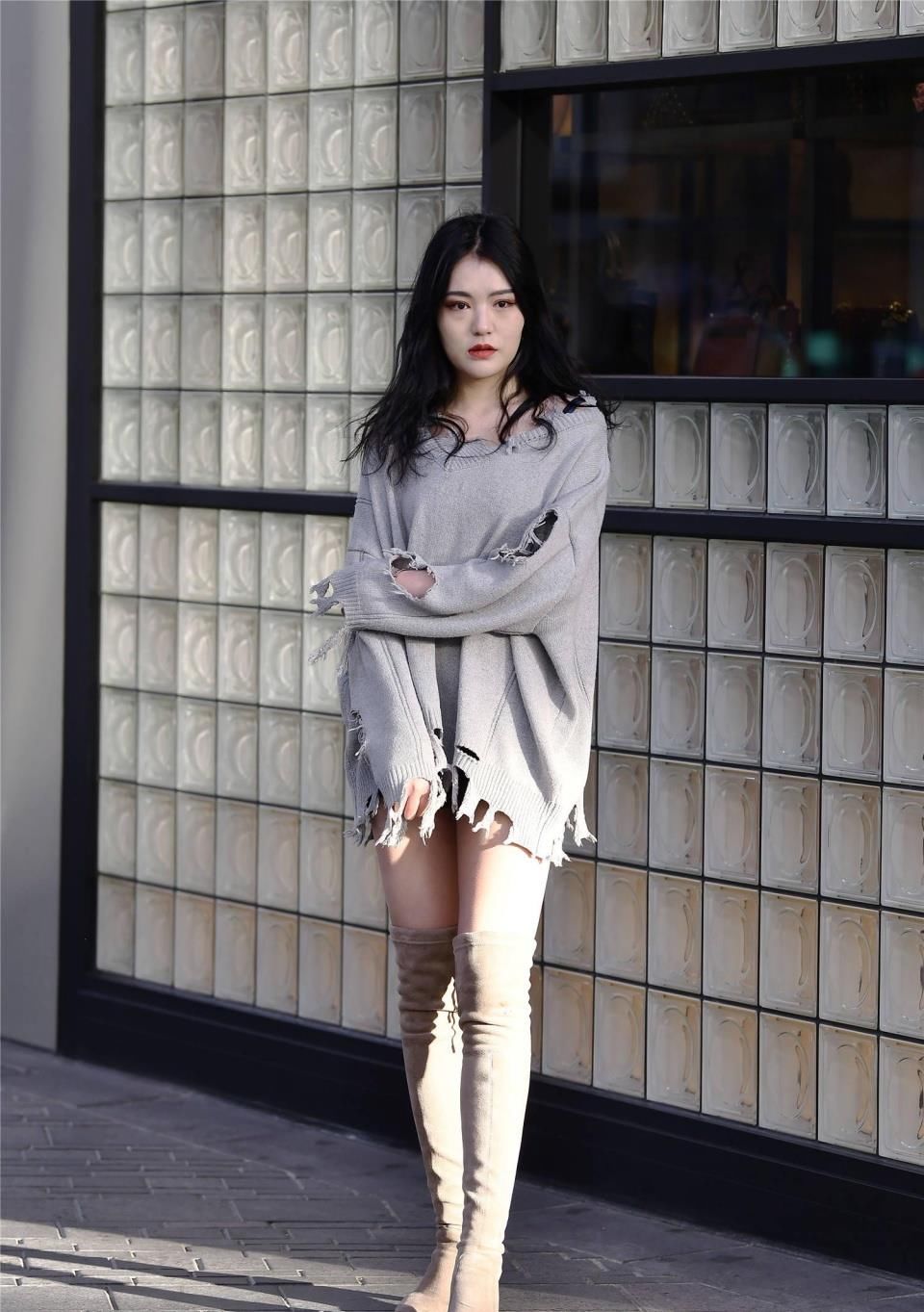 时尚漂亮的女生，冬天脱外套就是为了拍好看的照片