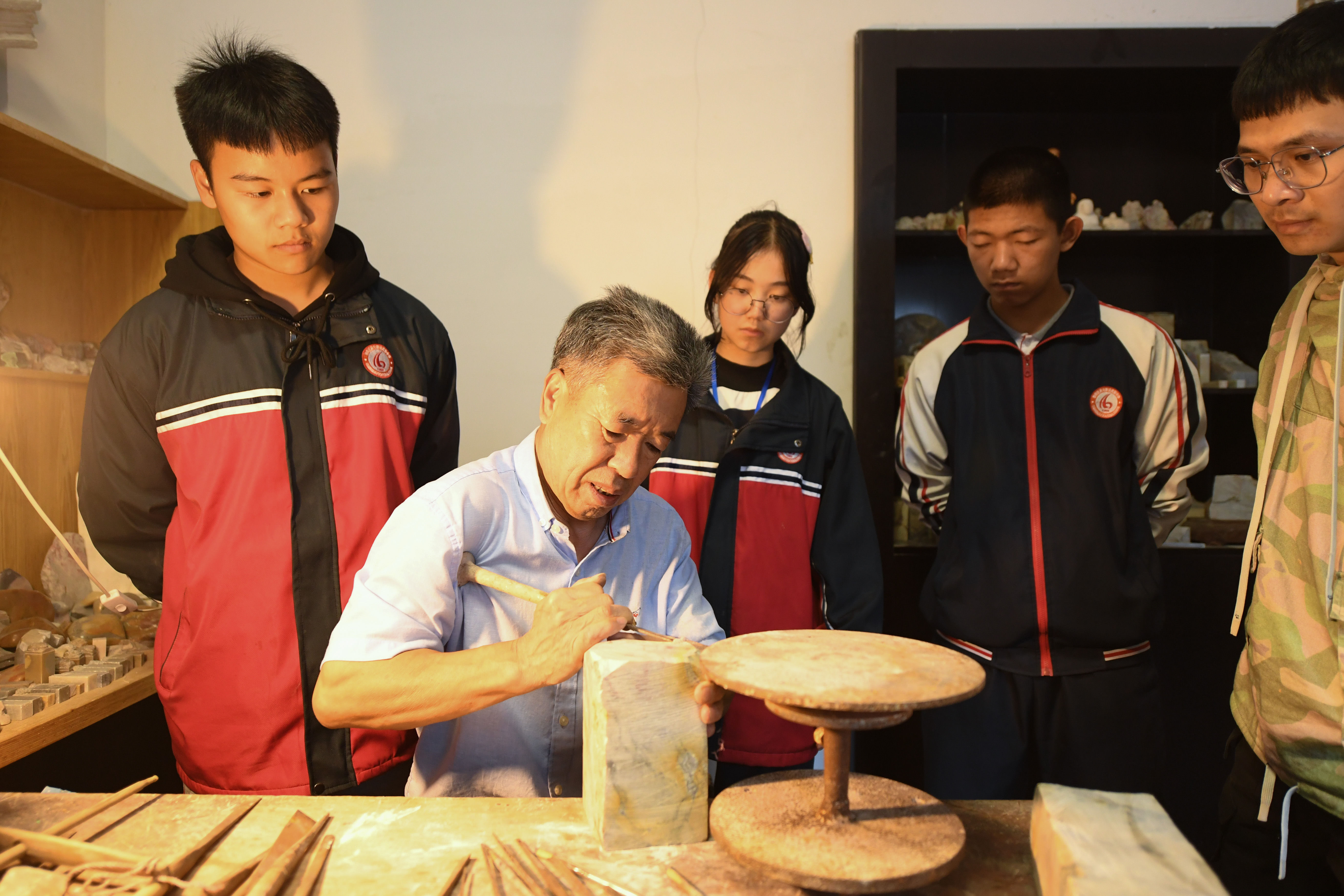 昌化鸡血石雕：妙手妆天工|镜画浙江| 雕刻工艺品