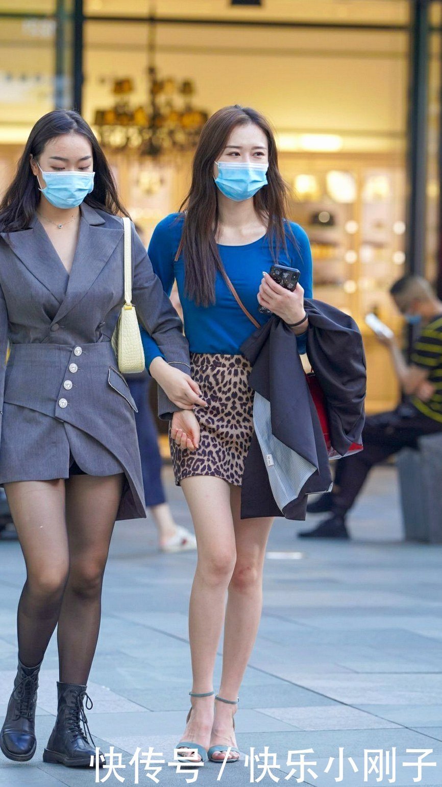 搭配|豹纹短裙搭配一字带凉鞋,从视觉上提高美感度