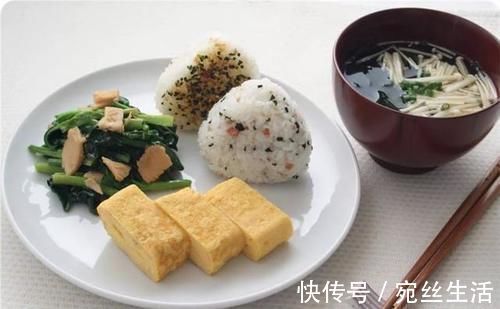 家庭成员们|给娃做早饭被批“糊弄孩子”,宝妈霸气回怼:难道我还得炒俩菜?