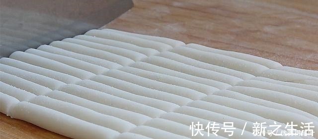 过年吃的零食江米条，不用买，在家自己做，香甜又酥脆，过年必备