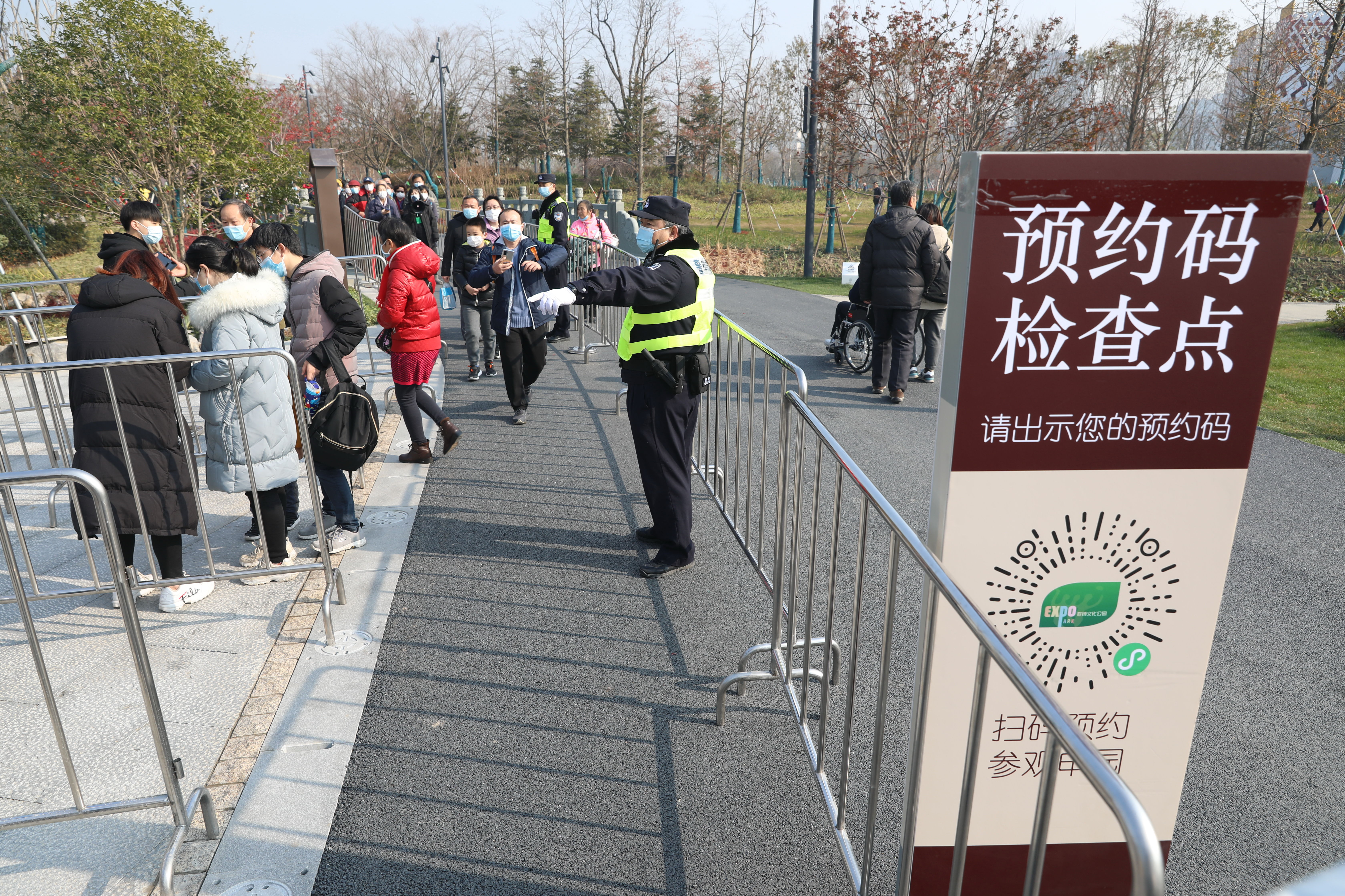 警方|元旦假期世博文化公园迎市民打卡热！ 浦东警方精准分流保平安