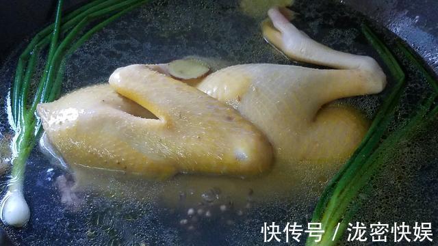 鸭肉别再拿去炖,大厨教你一个广东做法,又香又嫩,吃着还有嚼劲