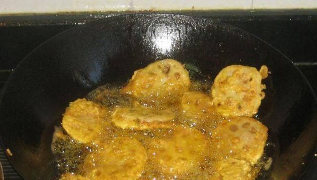 上市|莲藕大量上市,趁着价格便宜,弄点肉馅炸藕夹,香酥可口,真好吃