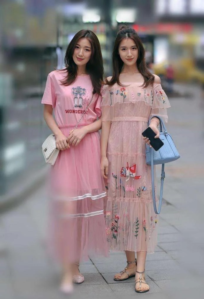 短裤|长发披肩的小姐姐,身穿背心配短裤,凸显青春靓丽气息