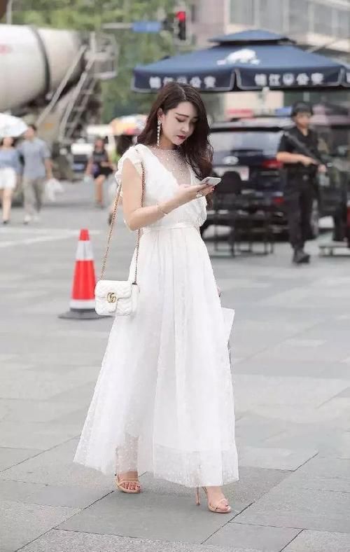 耀眼到无法忽视的的大美女，完美的大长腿型