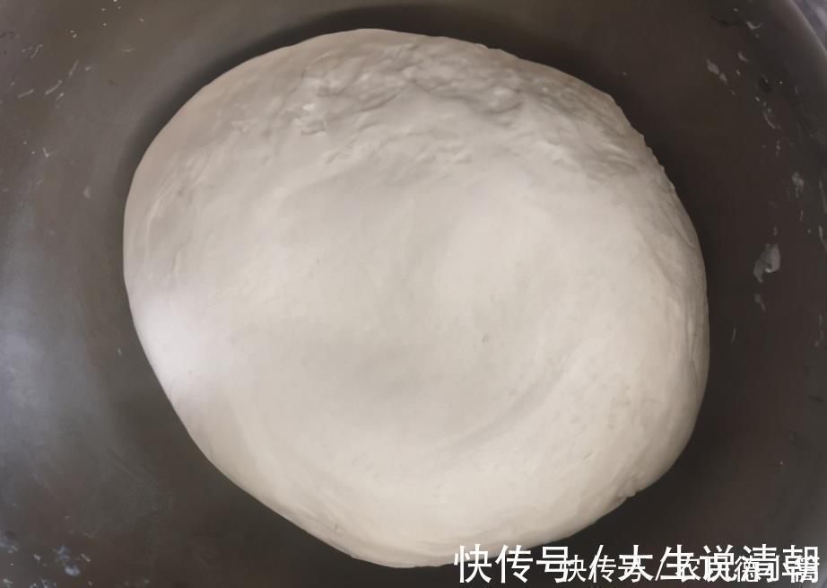 油酥|葱花烙饼怎样做才好吃?有人开水烫面有人用发面,教你正确做法