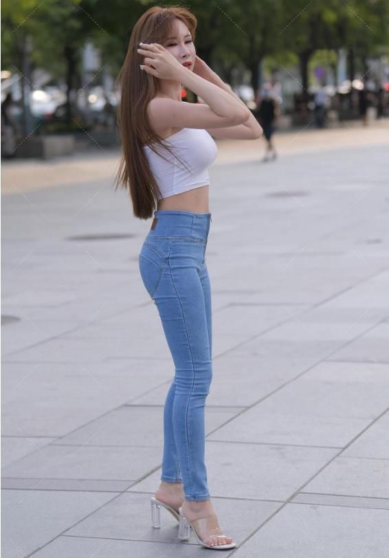 搭配|这位小姐姐,白色吊带背心搭配牛仔,年轻靓丽