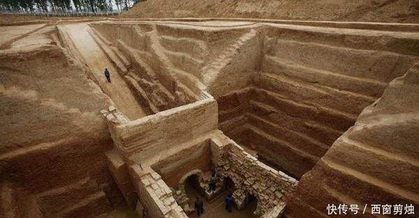 盗墓贼#专家挖开一座古墓,发现已被盗12次,墓主人 头颅被劈一半很残忍!