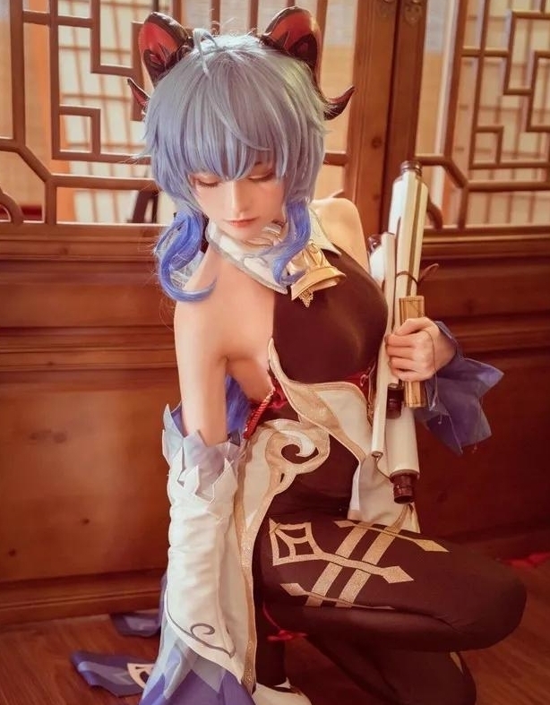 甘雨|《原神》甘雨cosplay,完美身材与气质,太美了