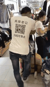 |幽默笑话：晚上下班的时候，在公交车上捡到了一个钱包