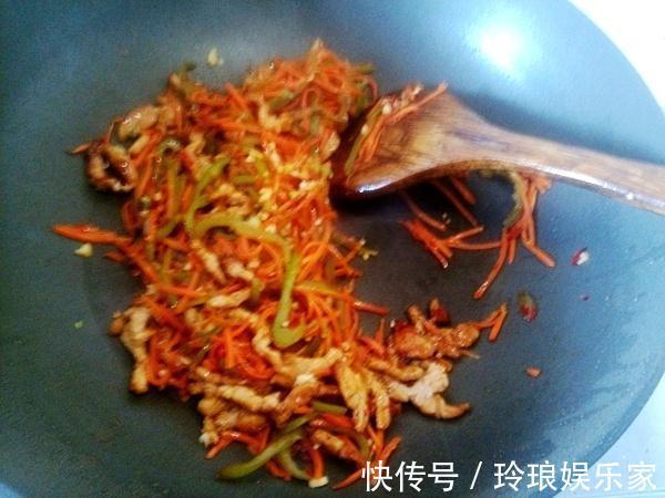 肉丝|此三种一起炒,3分钟就出锅,常吃眼睛明亮,拌米饭特别香