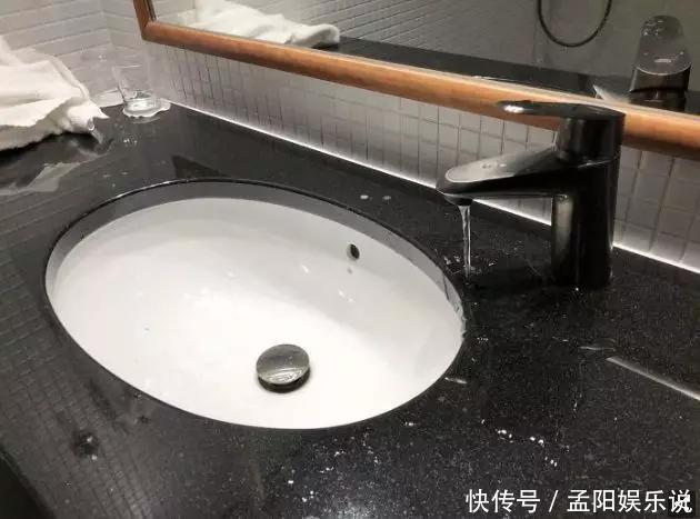 出国度假的我,居然在酒店的窗帘上发现了一些诡异的花纹