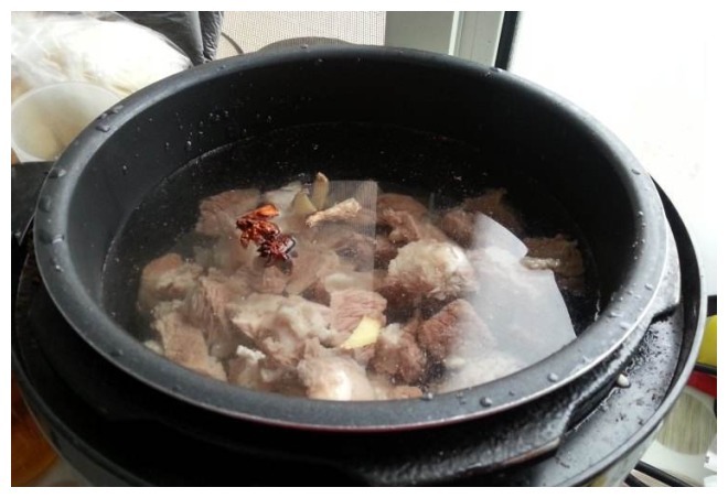 做牛肉有技巧，切肉时用对方法，牛肉不老不硬，口感比豆腐好