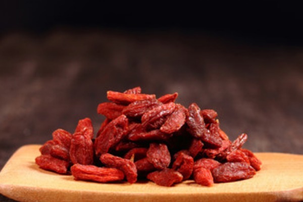 中老年人|每天睡前吃几粒枸杞,坚持一个月后,除了降压降糖,还有3大好处