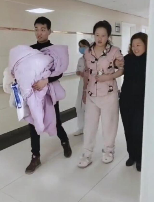 产后运动|“最牛产妇”走红,顺产完“霸气”走回病房,网友:将军凯旋归来