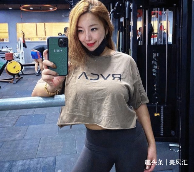 女儿|40岁阿姨和女儿合照,被误认是姐妹,这就是健身的魅力