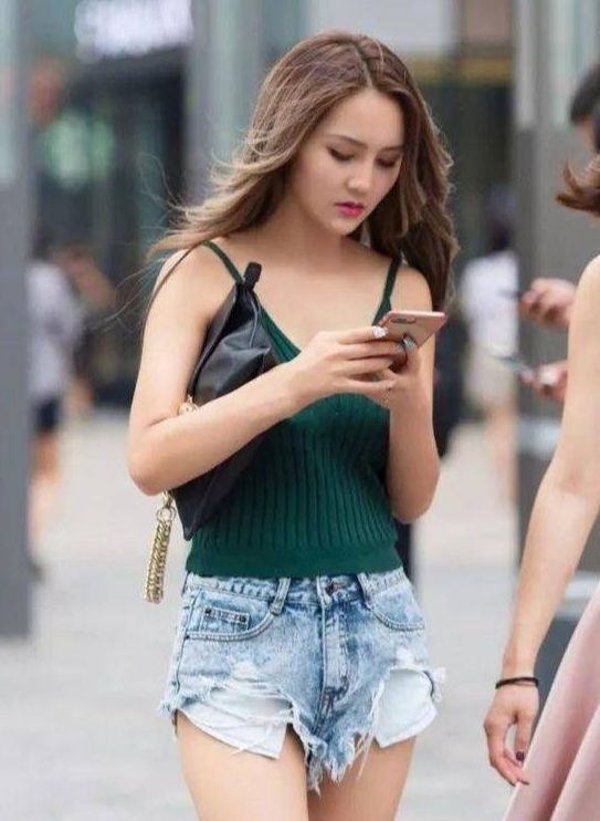 街拍|路人街拍，夏日时尚穿搭分享，小姐姐的气质，你被吸引了吗