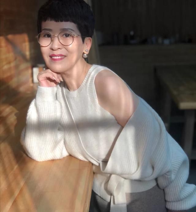 针织开衫 六十岁更要摆脱大妈感,学学她的减龄搭配术,穿出优雅的时髦范