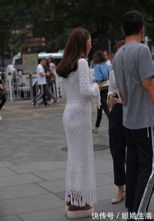 蕾丝 小姐姐穿白色长款修身连衣裙,时髦又前卫,蕾丝设计很透明