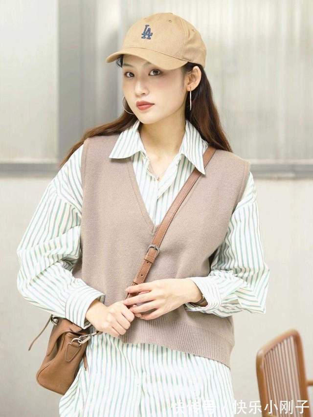 毛衣|秋天如何穿出高级感?用毛衣内搭白衬衫和牛仔裤,照看都好看