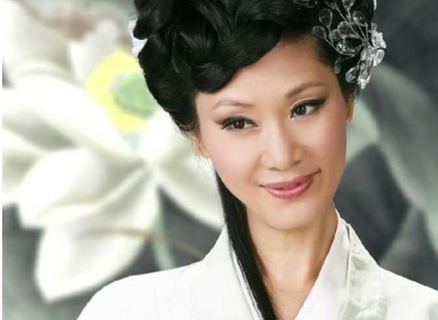 伤心|她是著名歌唱家,因丈夫出轨伤心过度摔下楼梯,后网恋遇现任丈夫