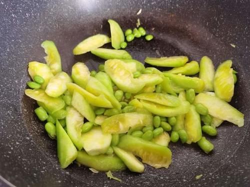 丝瓜与毛豆搭配颜值口感并存,做法简单营养十足,孩子离不开