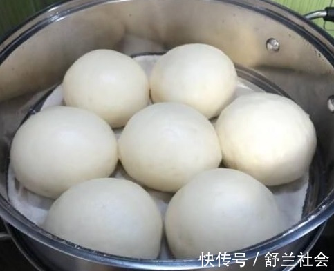 保鲜膜|蒸馒头时，把酵母直接放面粉里就错了，教你正确做法，香软蓬松！
