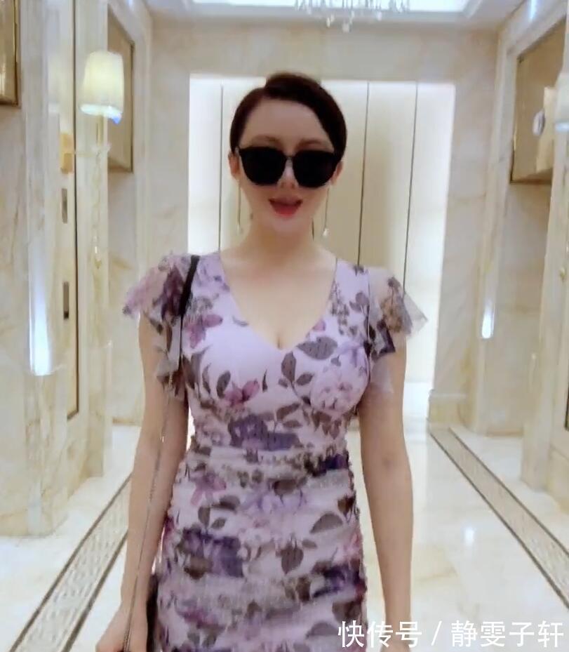 包臀裙|街拍小姐姐，身材微胖的美女搭配清新味道的包臀裙，美的不可逾越