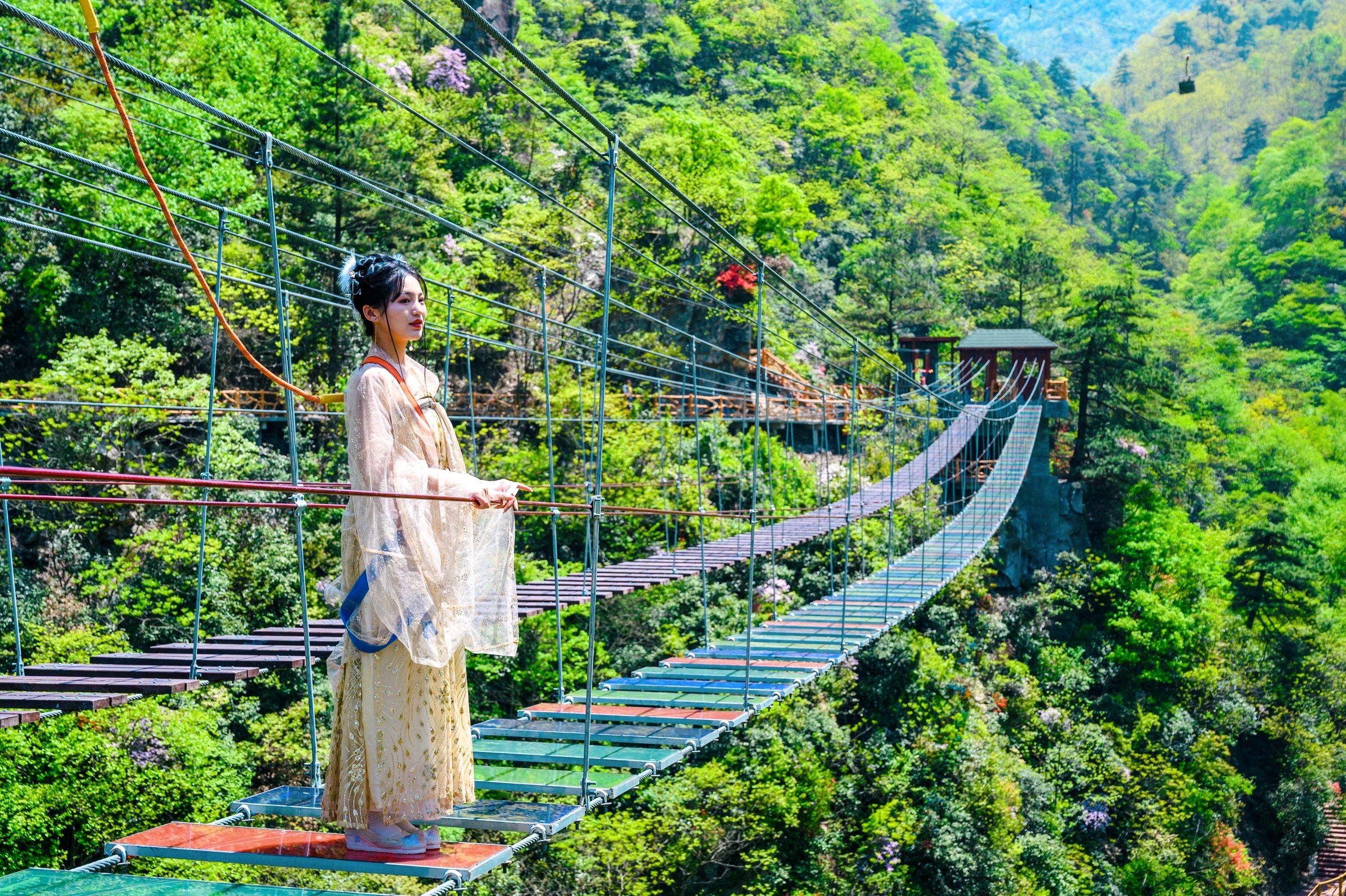 安吉浙北大峡谷，北纬30度线上的奇特山景，九大游乐项目等你挑战