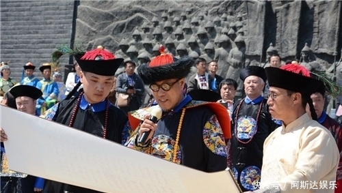 爱新觉罗|乾隆七世孙爱新觉罗·恒绍:至今留辫子,穿龙袍带百官祭祖引热议