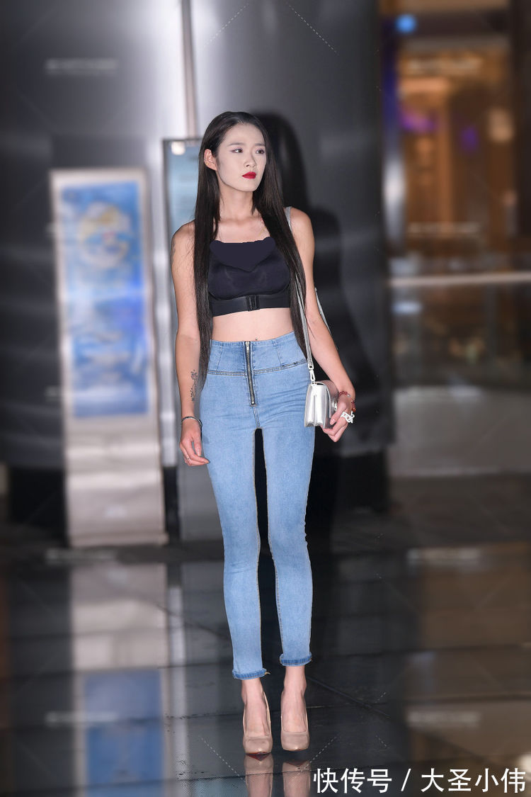 运动背心|美女街拍:青春活力的女生,穿搭的运动背心裙,更有运动风采