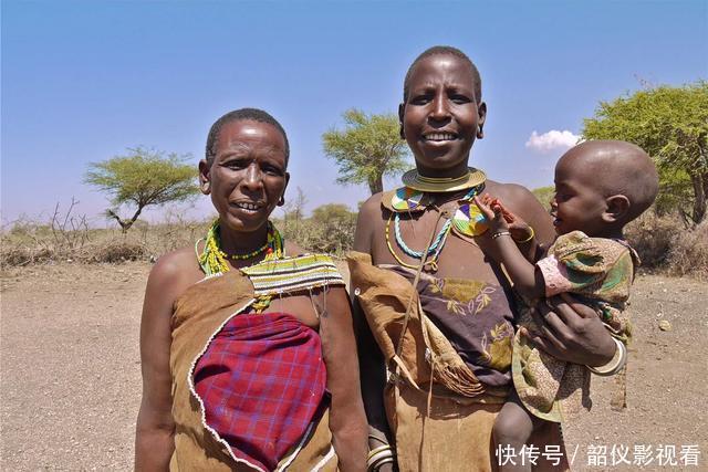 上劲儿|非洲孕妇硬核生娃,奇葩分娩姿势像“母鸡下蛋”,网友:涨知识了