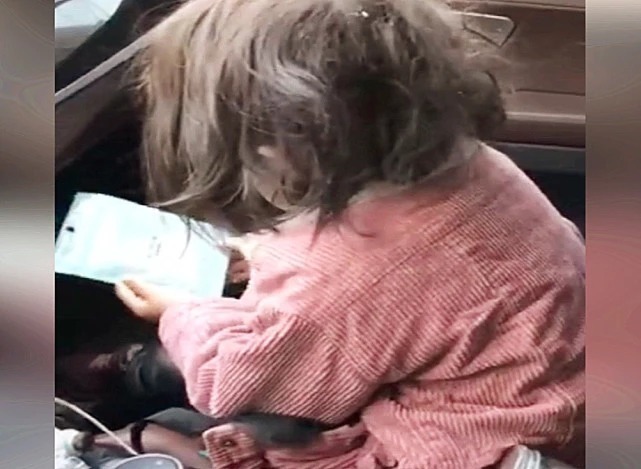 妈妈|让老公带一天的娃,妈妈上车看到这画面愣住:这是谁家孩子?