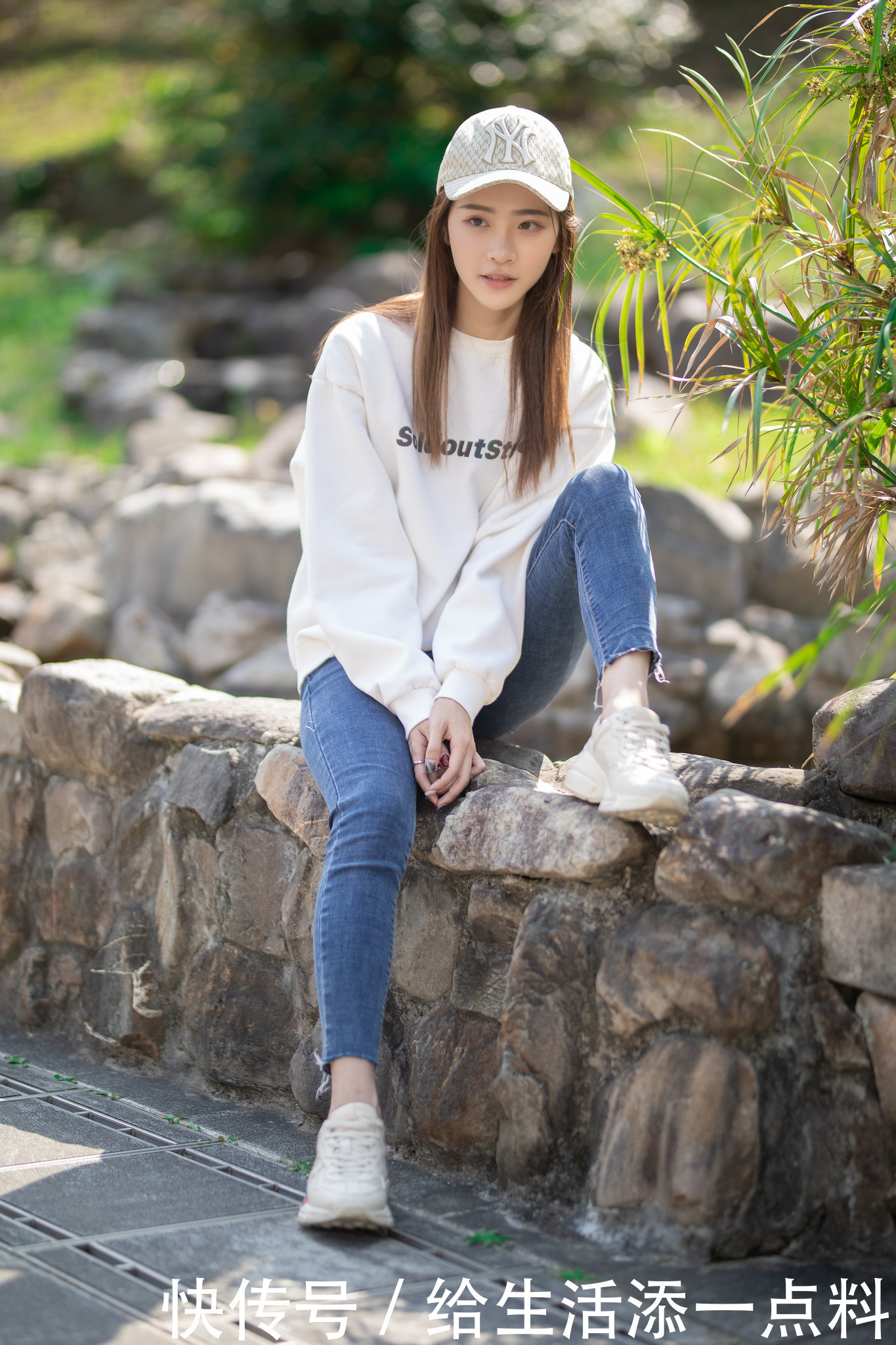 街拍：美女牛仔裤+卫衣时尚又减龄，好气质自带高级感