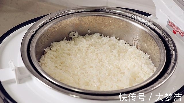 一杯糯米一碗红豆,蒸熟加搅拌,即成又香又软的糯米糕,再不用买