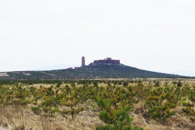 我国唯一建在火山口的寺院，建后火山再无喷发，游客捡火山石留念