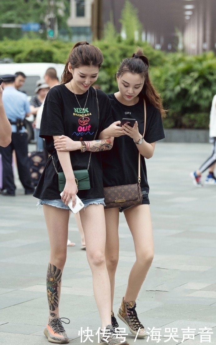 美女|街拍:美女修长的大腿下踩着一双高筒的靴子,气质变得不一样