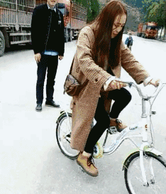 |搞笑GIF:这是哪一路公交车,司机这么漂亮,我也要去坐