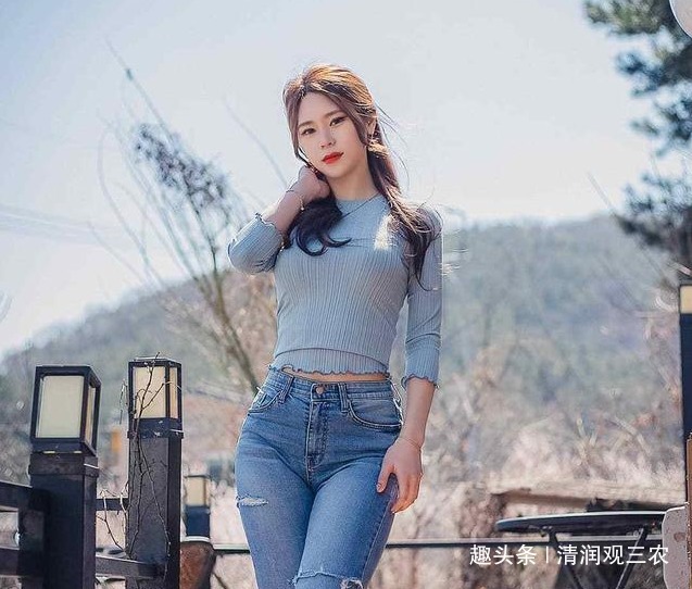 美女 尽显甜美风格的牛仔裤美女,展现完美的身材曲线,女神气质十足!