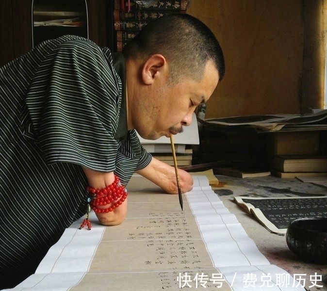 妙法莲华经&无手书法家:以口衔笔抄写500米长卷小楷,后又抄写百万字经书