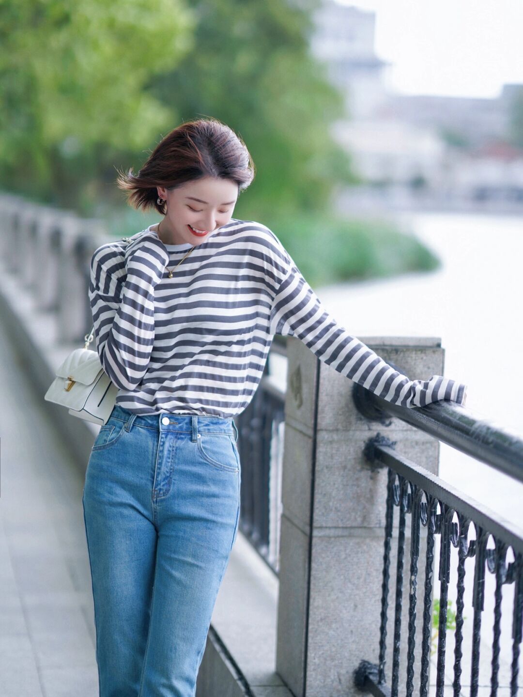 气质|小个子女生如何穿显高?条纹衫配牛仔裤显瘦还提升气质,高级洋气