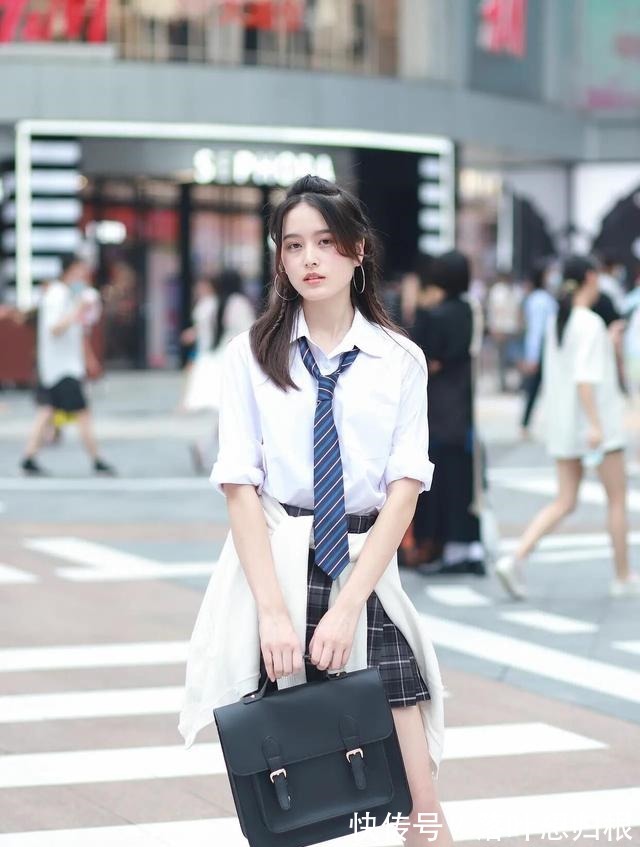 穿搭 2021最美学院风穿搭白衬衫+格纹短裙,腰间扎件衣服当点缀!